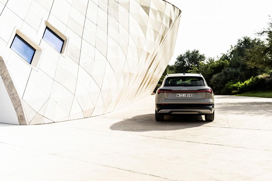  Audi e-tron 55 Quattro 2019 года  (WW) (фото 318 из 452)